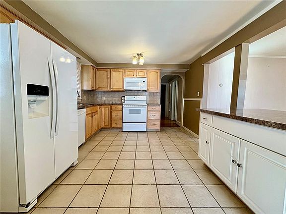 5th image of 48 Laurel Dr