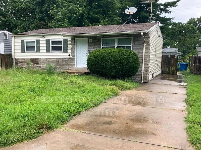 3 bed, 1.0 bath, 864 sqft, $1,325 — Photo 1