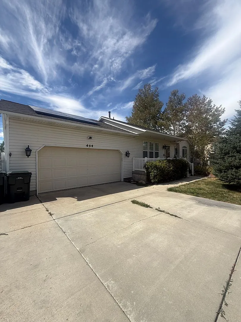 Spacious 5-Bedroom Home — Photo 3