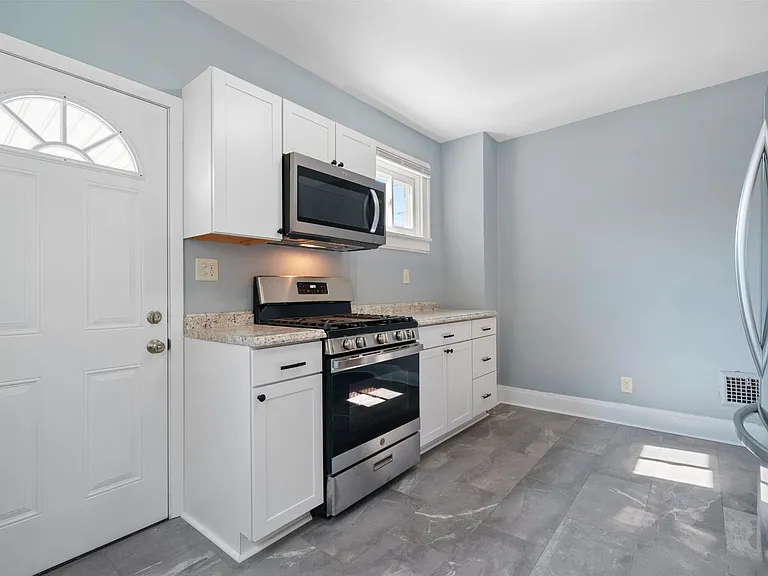 685 E Whittier St — Photo 10