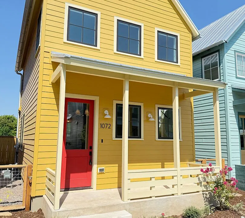 1072 Hangar Dr