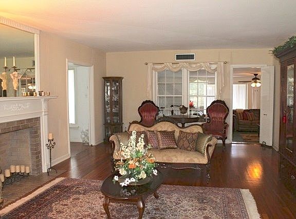 3rd image of 702 E Taylor St