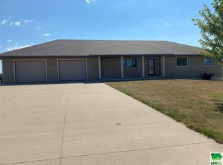 990 Sunrise Trl, Sioux Center, IA 51250