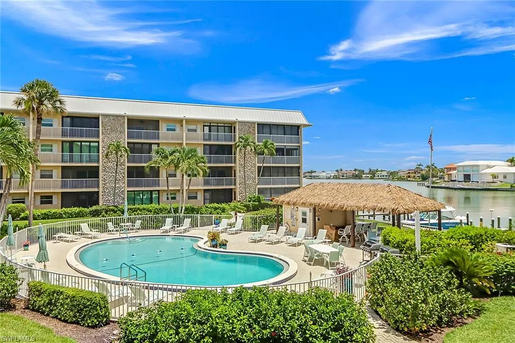 2 bed, 2.0 bath, 1113 sqft, $7,500 — Photo 2