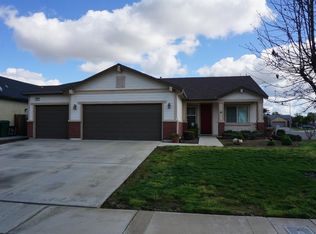 692 Pear Ave, Dinuba, CA 93618