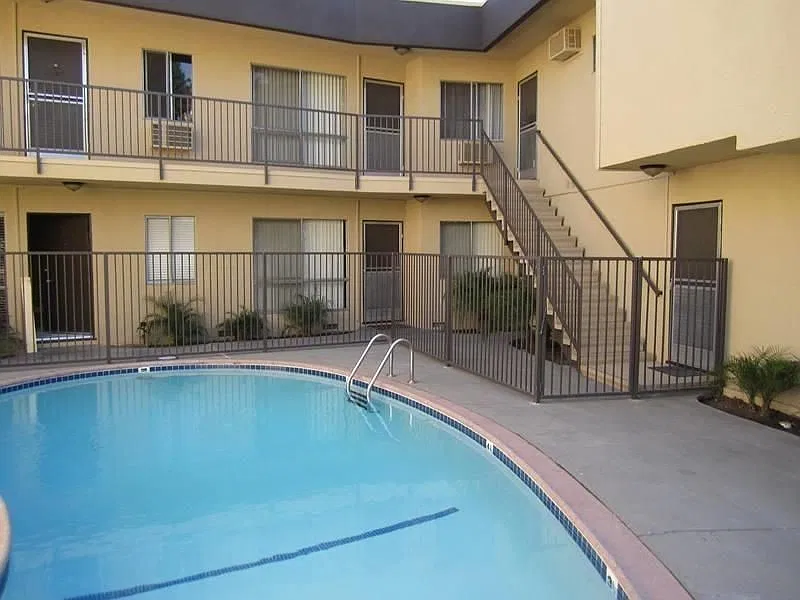 414 S Rose — Photo 2