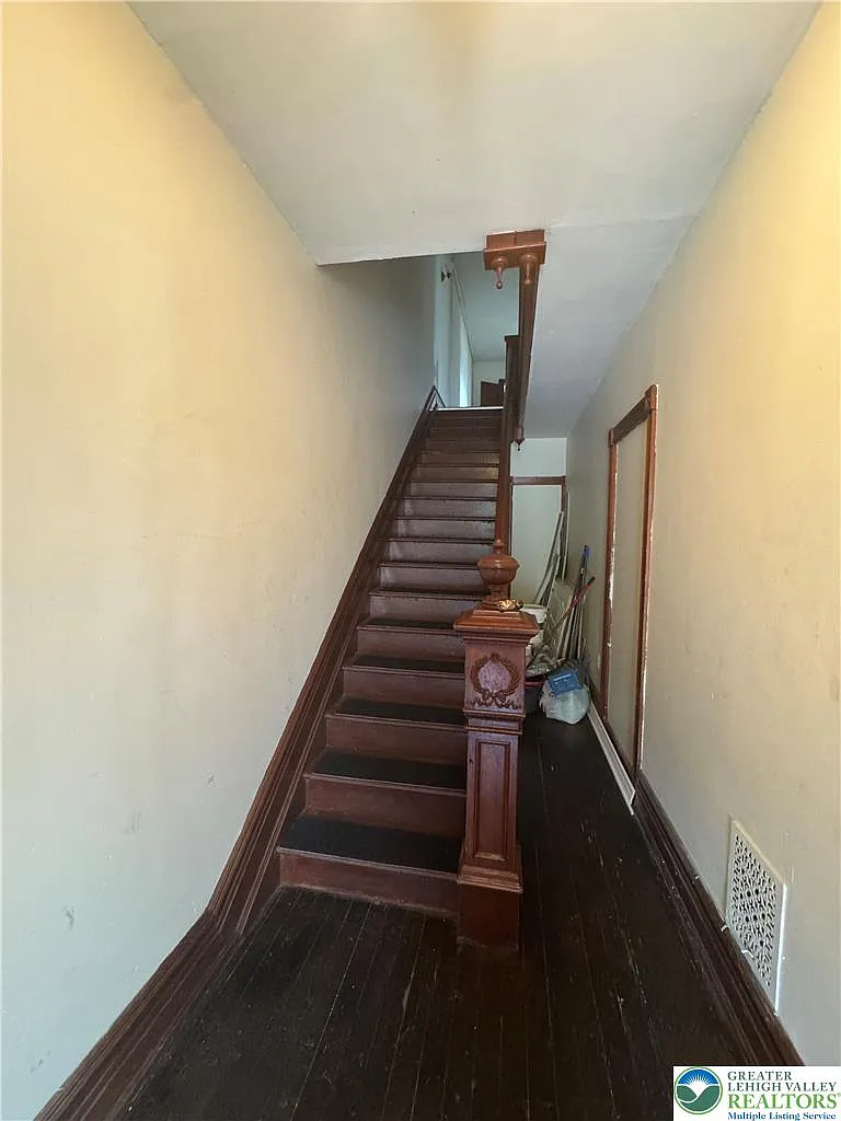 3 bed, 1.5 bath, 4560 sqft, $2,300 — Photo 4