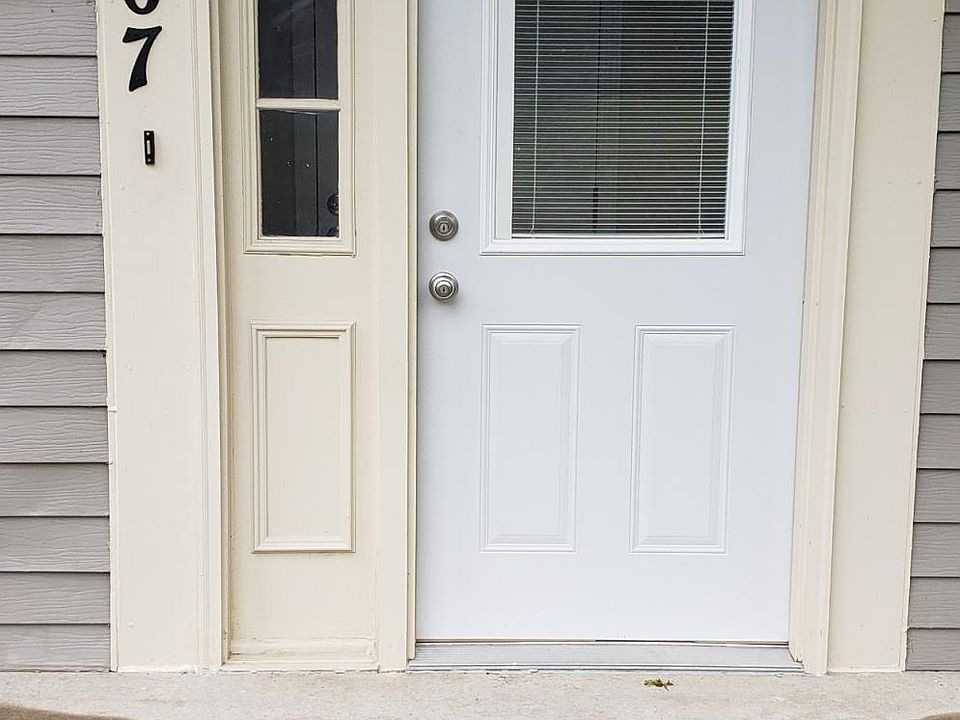 1st image of 407 Ashwood Ct