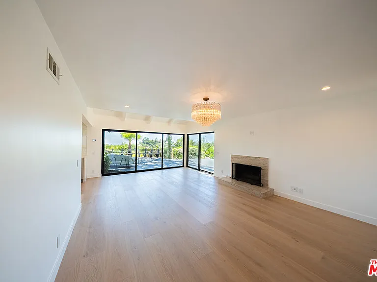 13302 Mulholland Dr — Photo 16