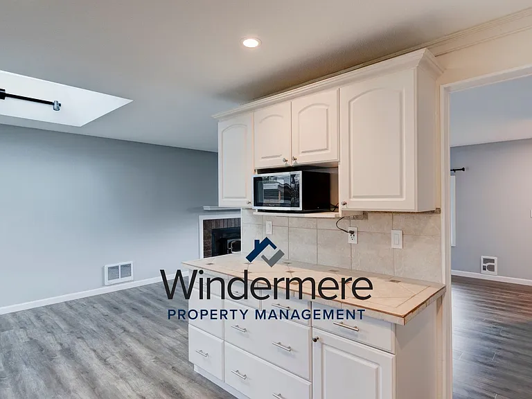 890 NW Haslo Pl — Photo 4