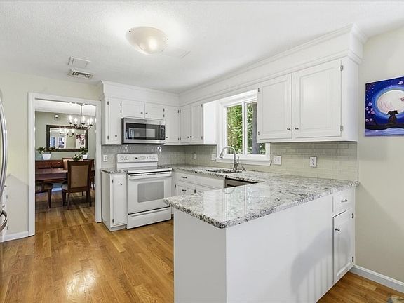 5th image of 27 Kennel Hill Dr