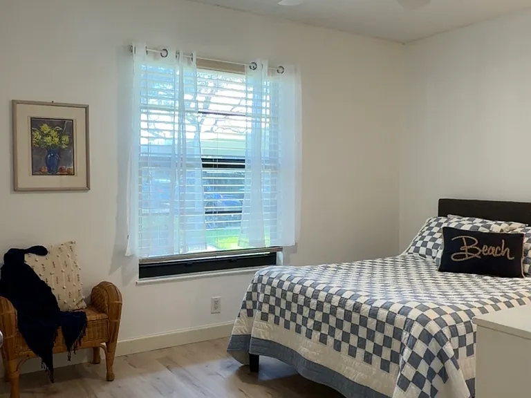 Guest bedroom w/ walk-in closet