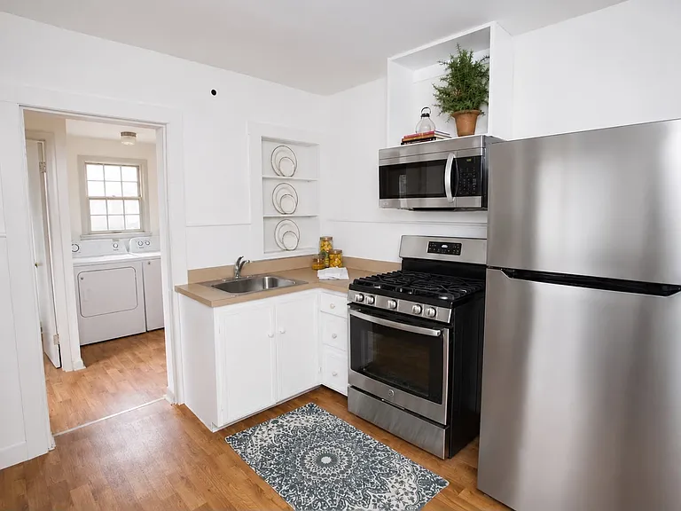 232 W 2nd St — Photo 2