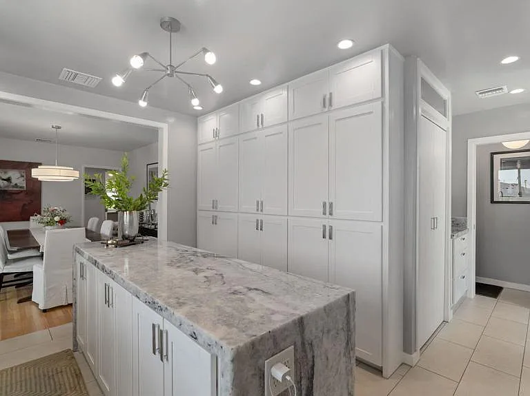2030 N Altadena Dr — Photo 15