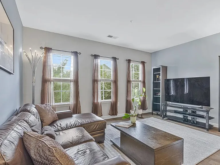 22773 Fountain Grove Sq — Photo 4