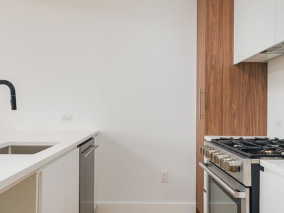 3rd image of 212 W 124th St #902