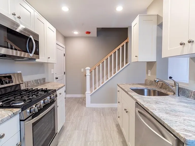 244 W 6th St #5 — Photo 2