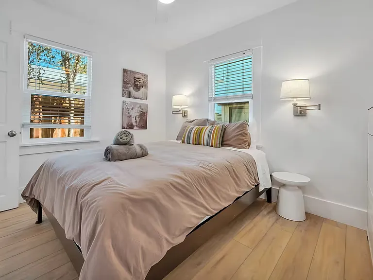 656 Broadway St — Photo 11