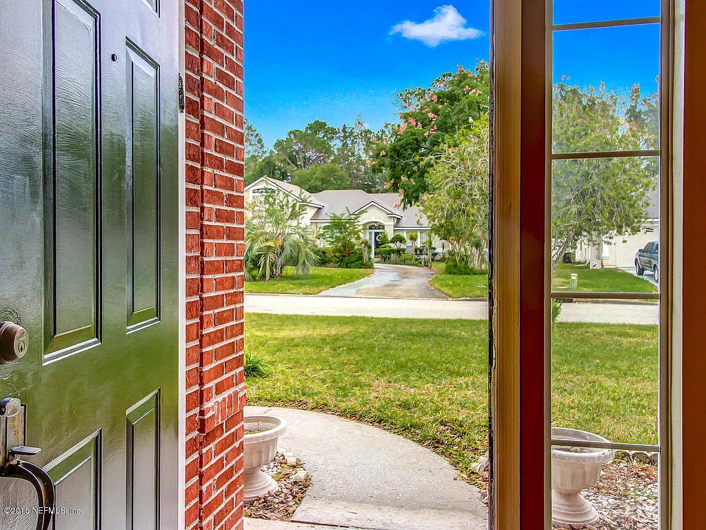 4 bed, 2.0 bath, 2028 sqft, $2,300 — Photo 4