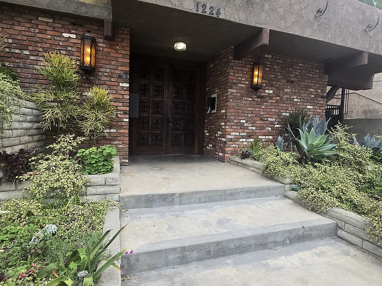 1224 S Barrington Ave #201 — Photo 18