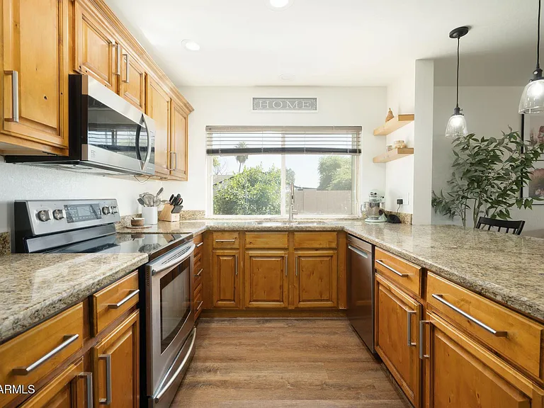 5161 E Beck Ln — Photo 4