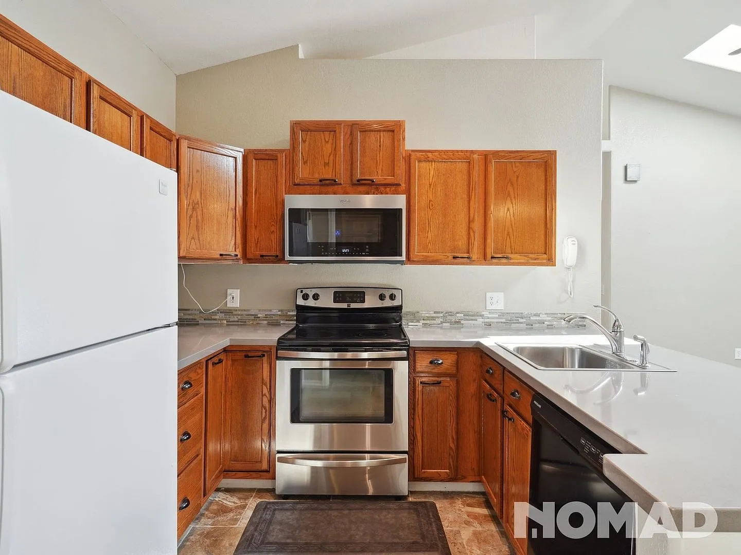 3 Bedroom Townhome in a gated community in Colorado Springs — Photo 2