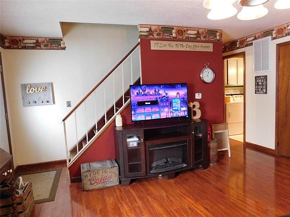 3rd image of 403 Westview Dr