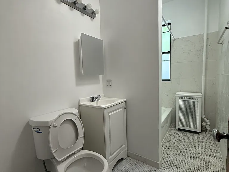 532 W 31st St #2R — Photo 5