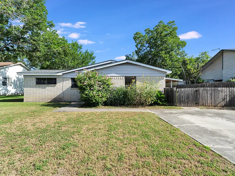 1129 W San Antonio St — Photo 2