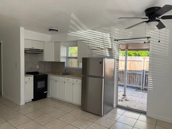 690 Union St APT 2, Dunedin, FL 34698