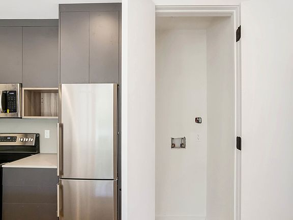 4th image of 625 Halsey St #3AT