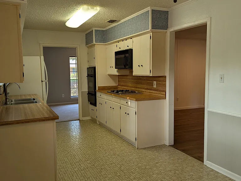 2311 Lange St — Photo 8