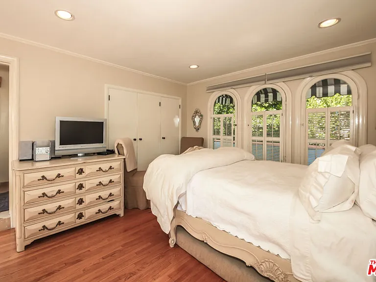1367 N Beverly Dr — Photo 32