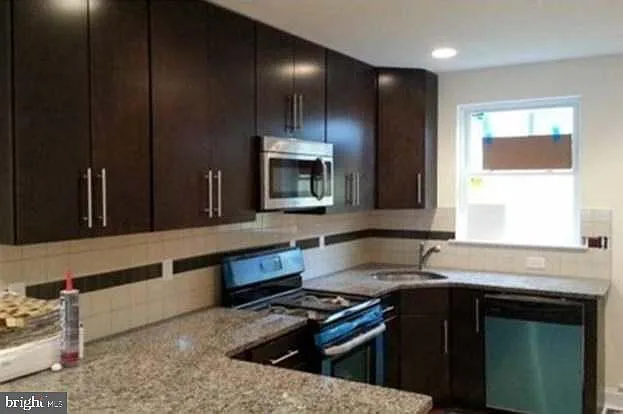2 bed, 1.5 bath, 1484 sqft, $2,400 — Photo 3