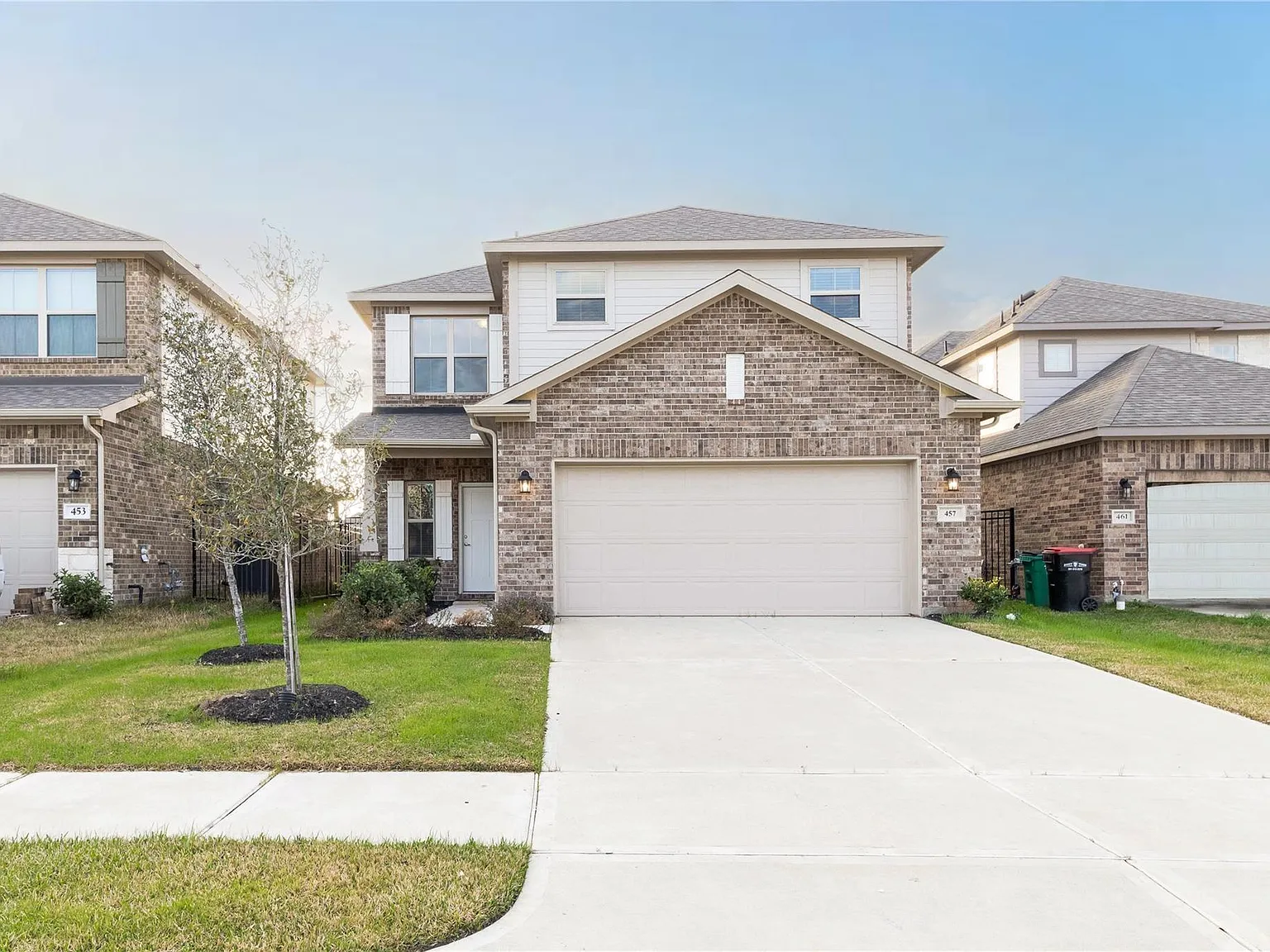 5 bed, 3.5 bath, 2607 sqft, $2,990 — Photo 2