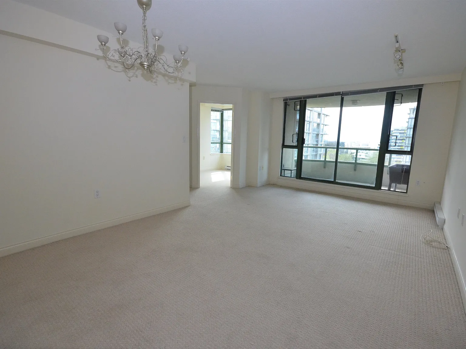 3 bed, 1061 sqft, $2,888 — Photo 2