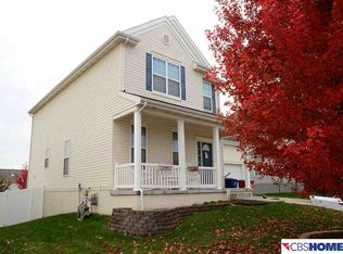 811 Stony Point Dr, Papillion, NE 68046