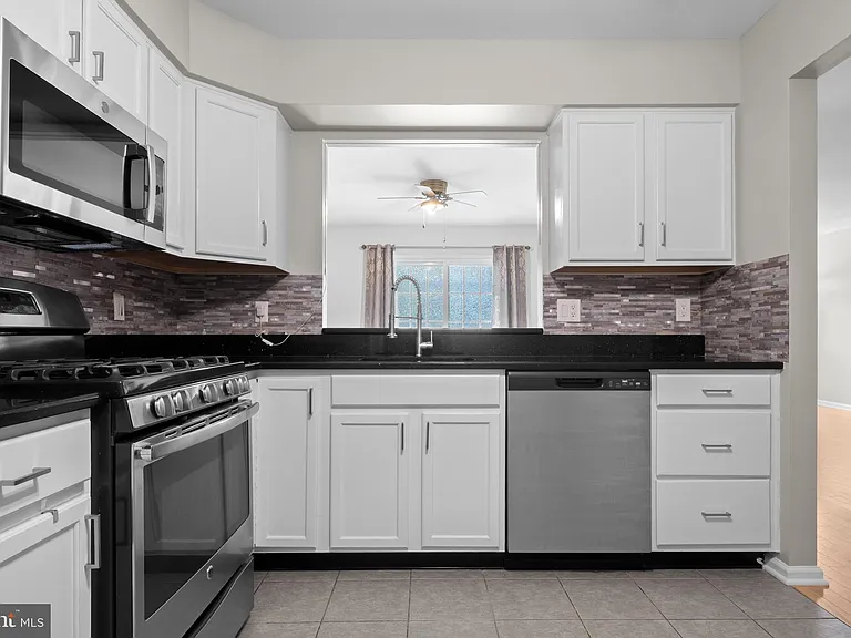 3906 Grenwich Ln — Photo 9