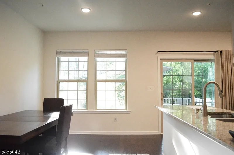 2 bed, 2.5 bath, 2100 sqft, $3,750 — Photo 4