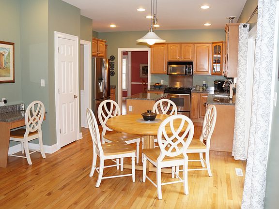 3rd image of 107 Fieldstone Dr