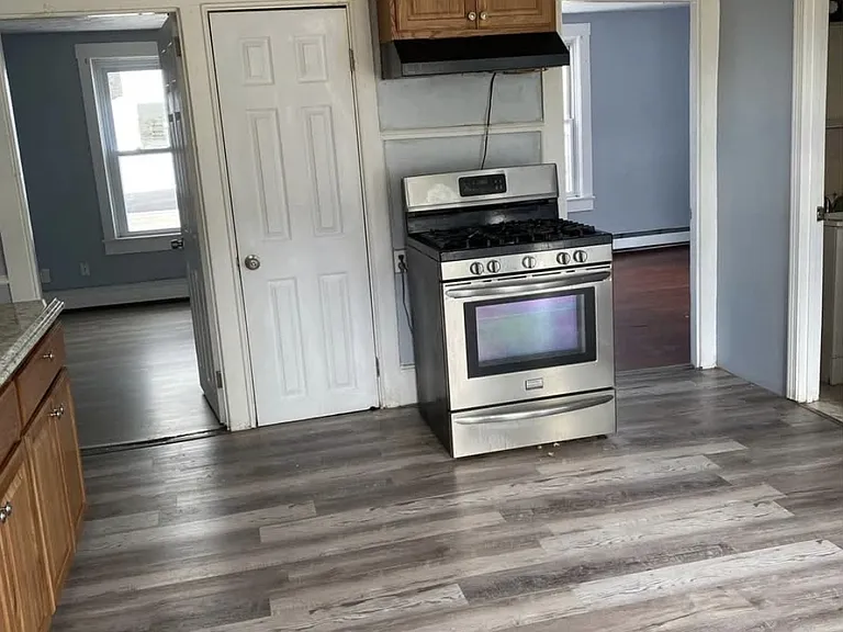 31 Lincoln Ave #5 — Photo 5