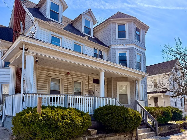 265 N Laurel St — Photo 16