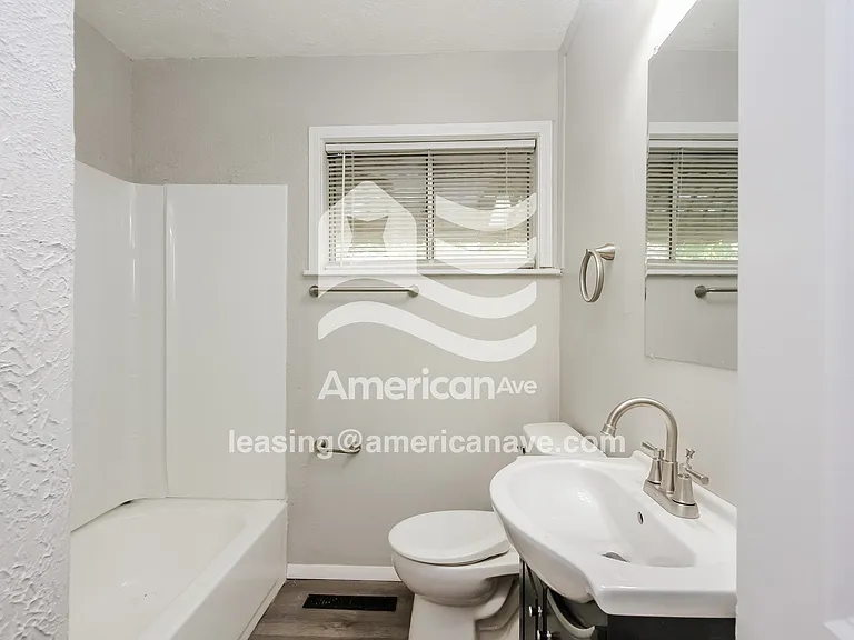 1855199_009_main_bathroom_12830397.jpg