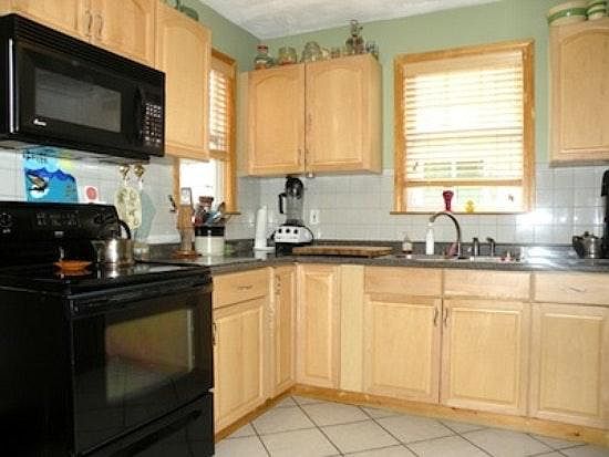 Full Kitchen with dishwasher