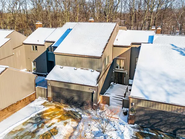 9422 Hawthorne Glen Dr, Grosse Ile, MI 48138