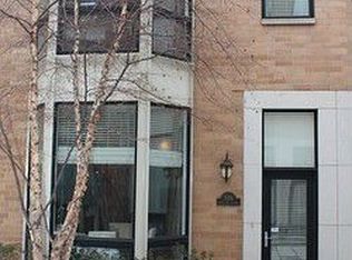 312 N Desplaines St #28, Chicago, IL 60661