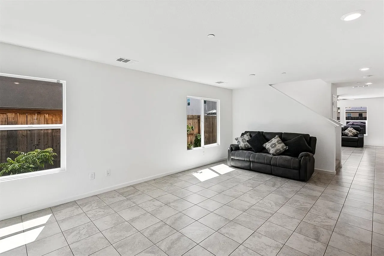 4 bed, 2591 sqft, $3,100 — Photo 4