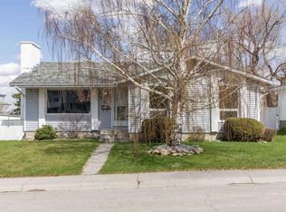 7720 W Hunterquay Rd NW, Calgary, AB T2K 4T8