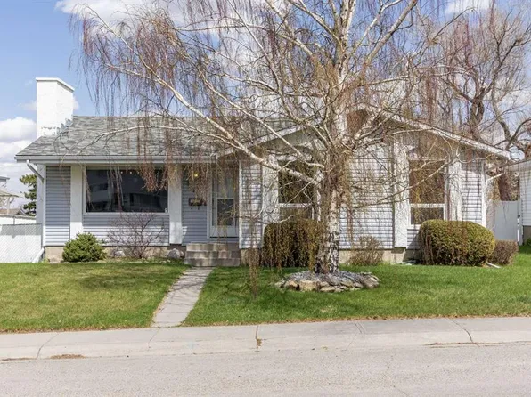 7720 W Hunterquay Rd NW, Calgary, AB T2K 4T8