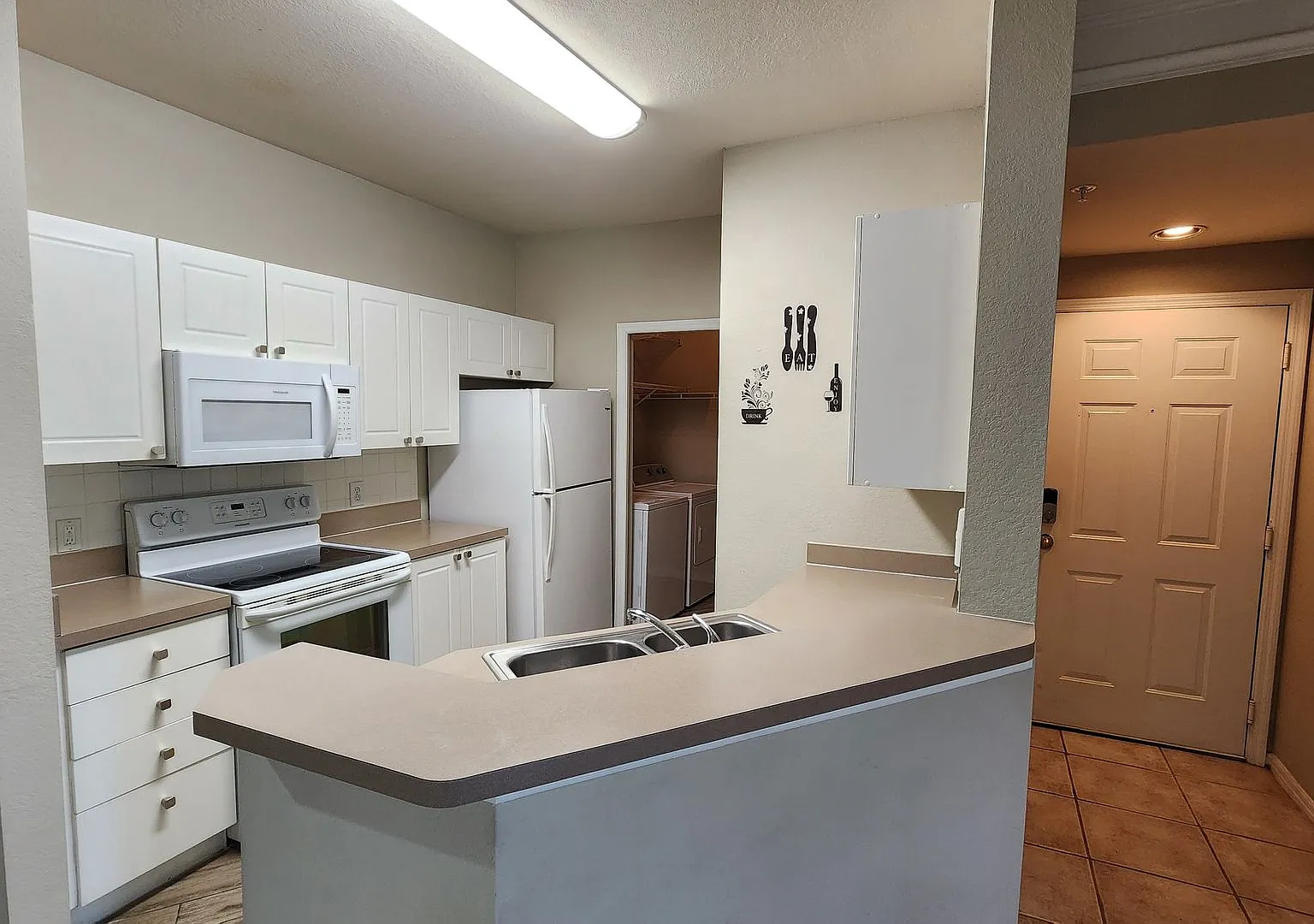 Spacious 2BR Condo in Serenade on Palmer Ranch Available Sept. 5 — Photo 4